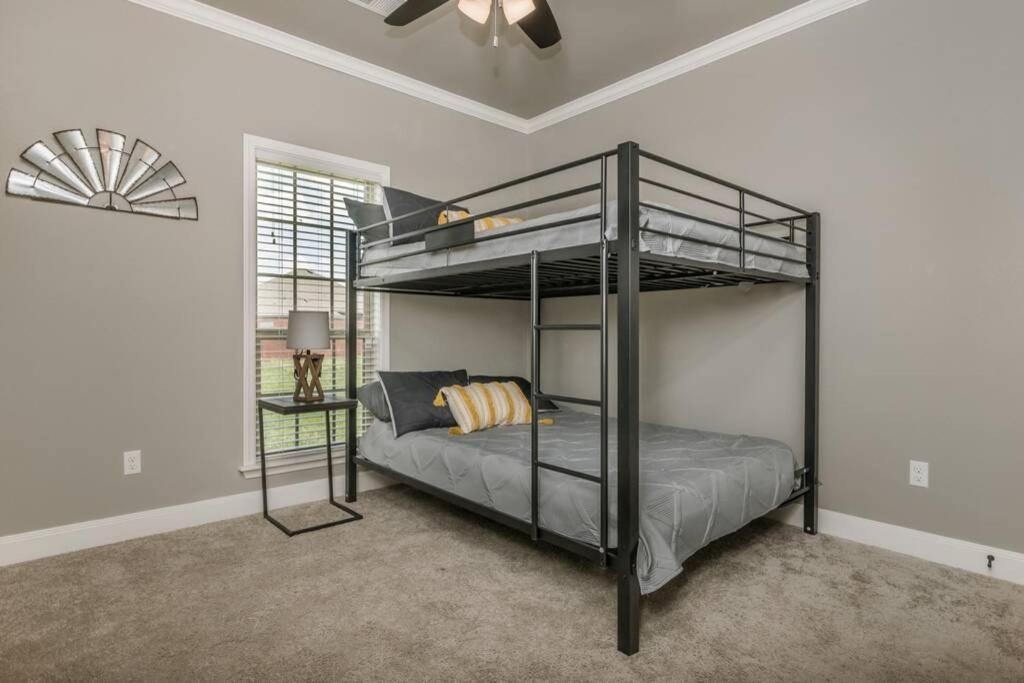 Cheerful 3 Bedroom Home, King Bed, 10 Min From Palo Duro Canyon, Fireplace, Washer Dryer Exterior foto